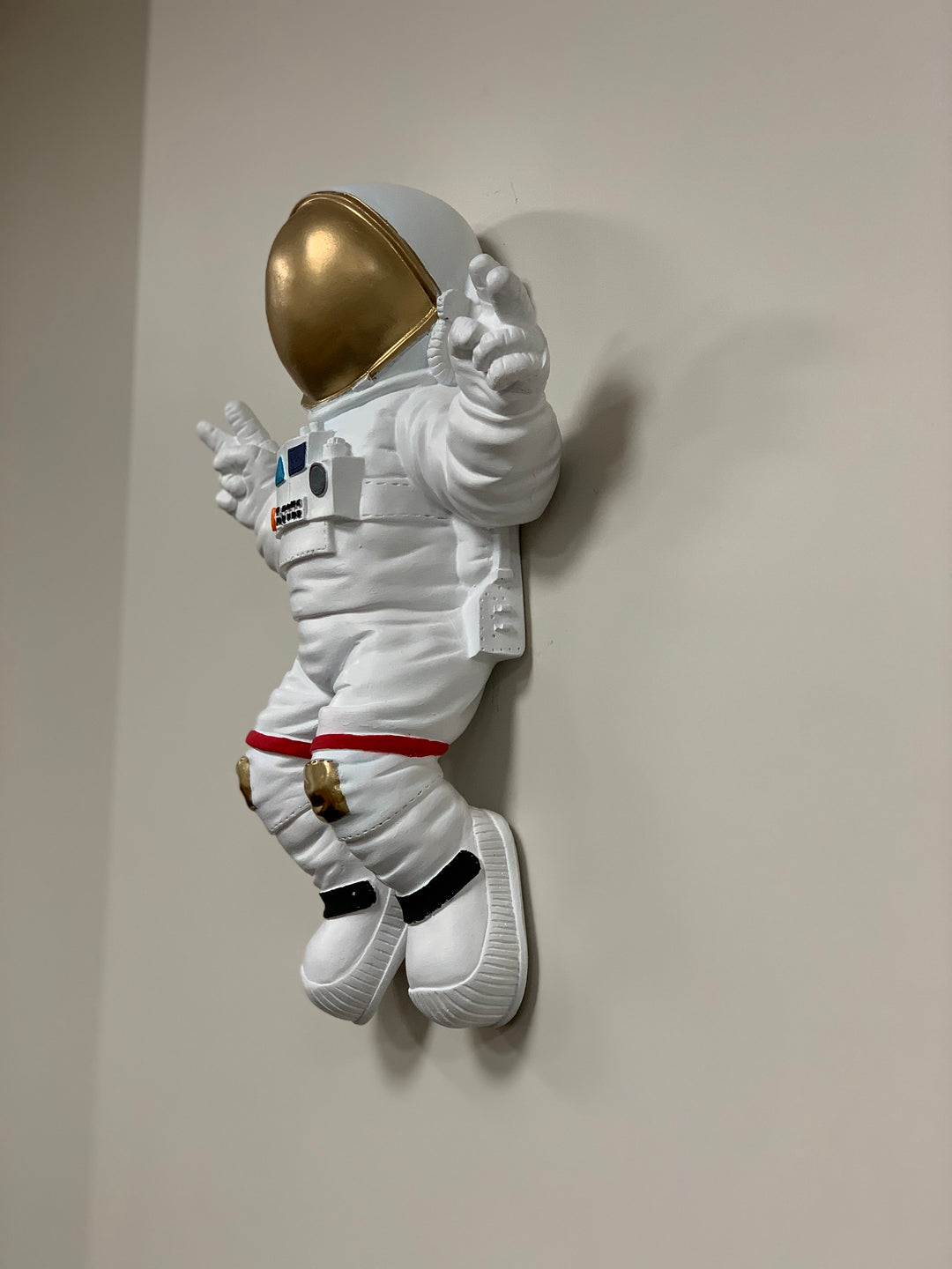 Astronaut Statue in 3D – No Gravity