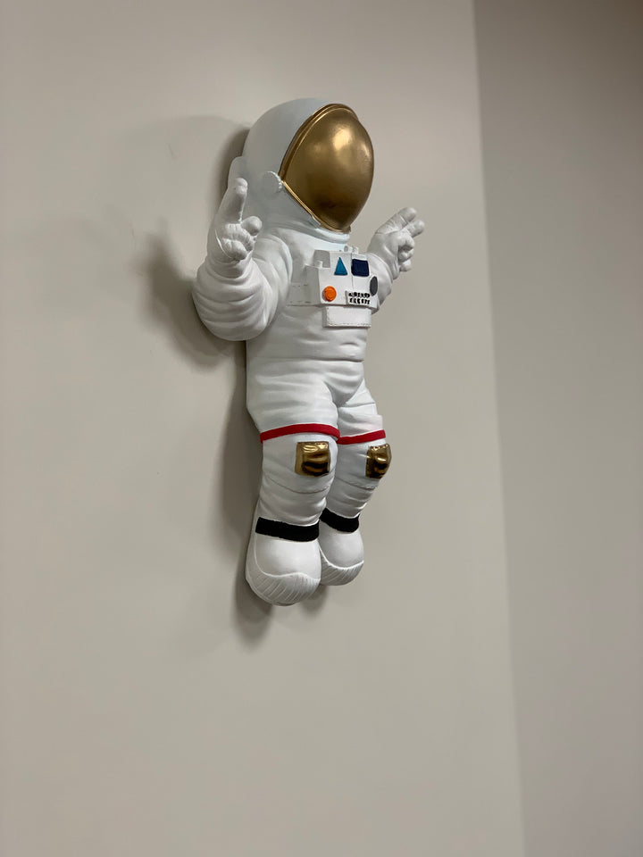 Astronaut Statue in 3D – No Gravity