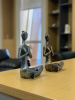 Wohnaccessoires, Yoga-Frau, Grau
