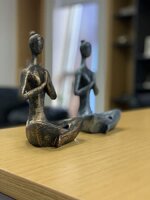 Wohnaccessoires, Yoga-Frau, Grau